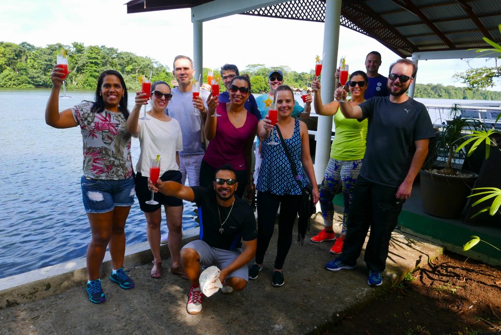O grupo faz um brinde na chegada ao Manatus Lodge, considerao o melhor e mais completo da região do Parque Nacional de Tortuguero e...