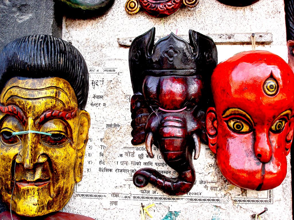 Máscaras à venda nas lojas de artesanato de Katmandu