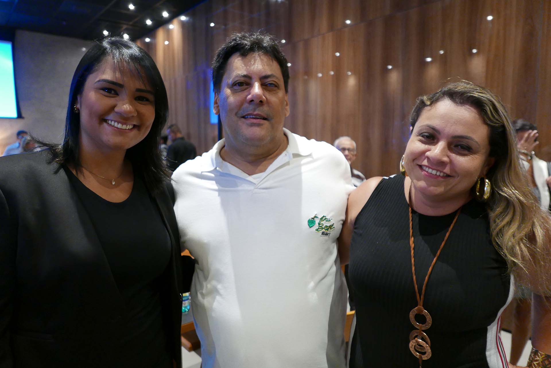 Julio Froes, do hotel Pau Brasil, com Karina Chaves e Sandrinha Teixeira, do hotel Nauticomar