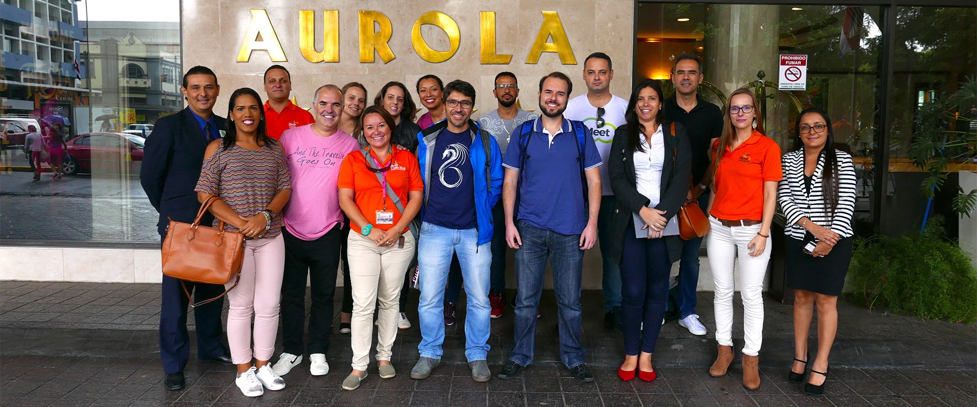 Rogério Linguanotti, diretor da Hello Brazil, ao lado dos parceiros locais e operadores convidados, na entrada do Holiday Inn Aurola, em San Jose, primeira parada do famtour pela Costa Rica