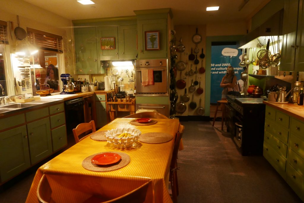 O cenário do programa de Julia Child, famosa autora de livros de culinária e apresentadora de TV, mantém-se preservado dentro de uma caixa de vidro, no Museu Nacional da História Americana