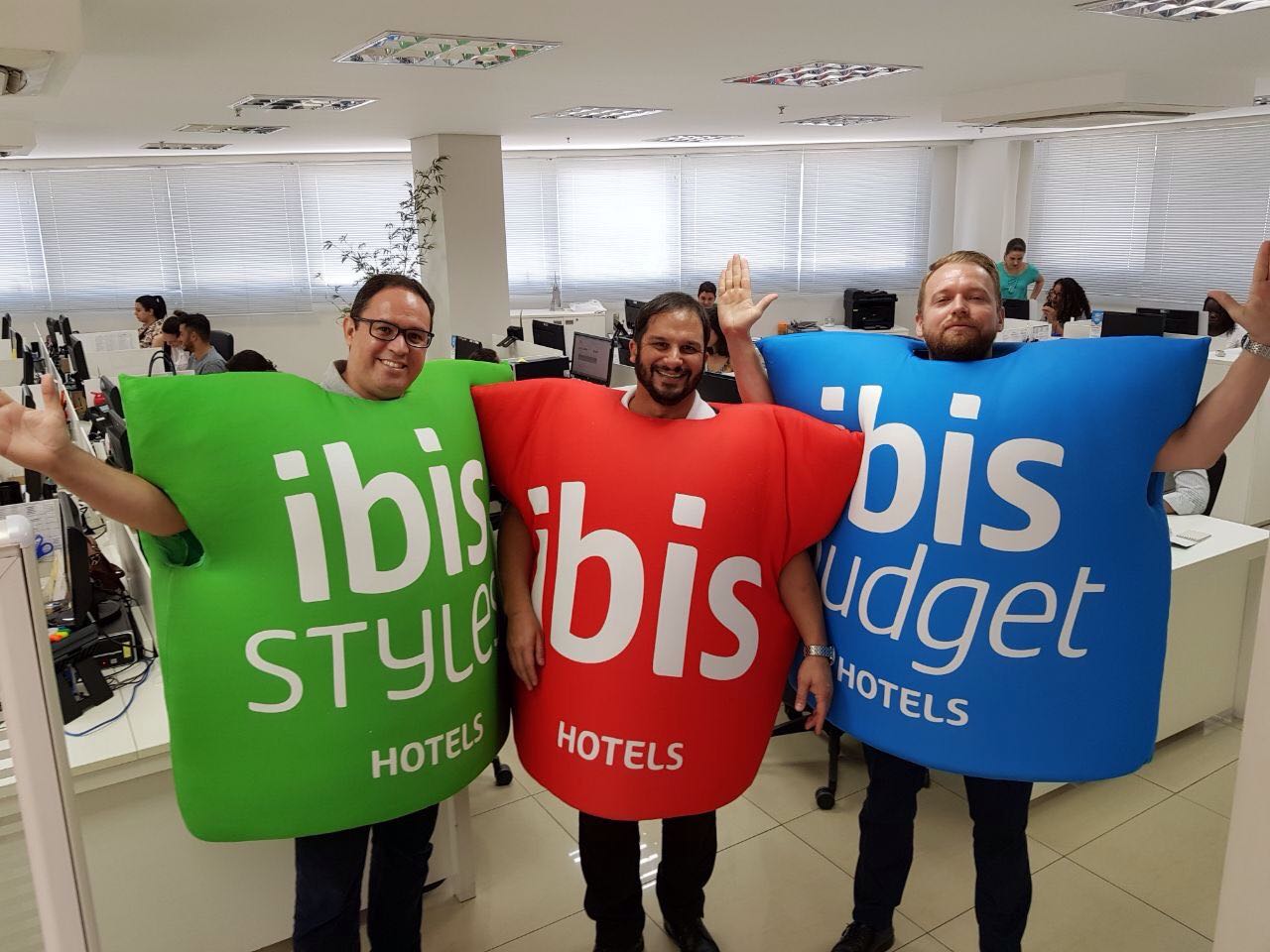 Junio, Anderson, e Cassio, da AccorHotels, divulgam a nova política comercial da marca Ibis