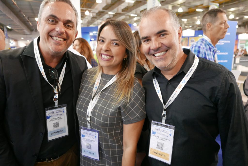 Enzo Avezum, da ITour; Taylise Fernandes e Rogério Linguanotti, da Hello Brazil