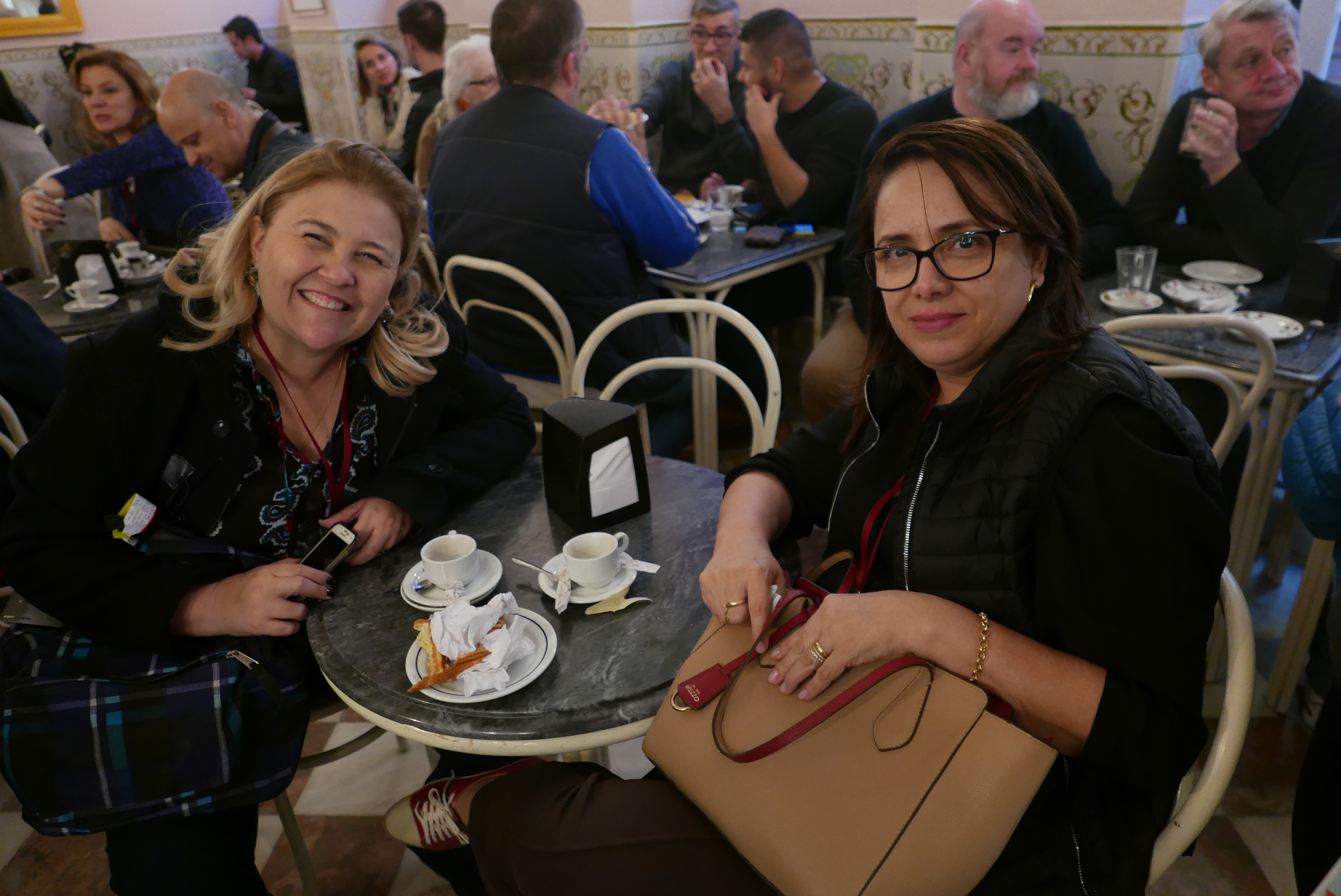 Monica de Sá e Elisana Silva, no café Periquita, em Sintra