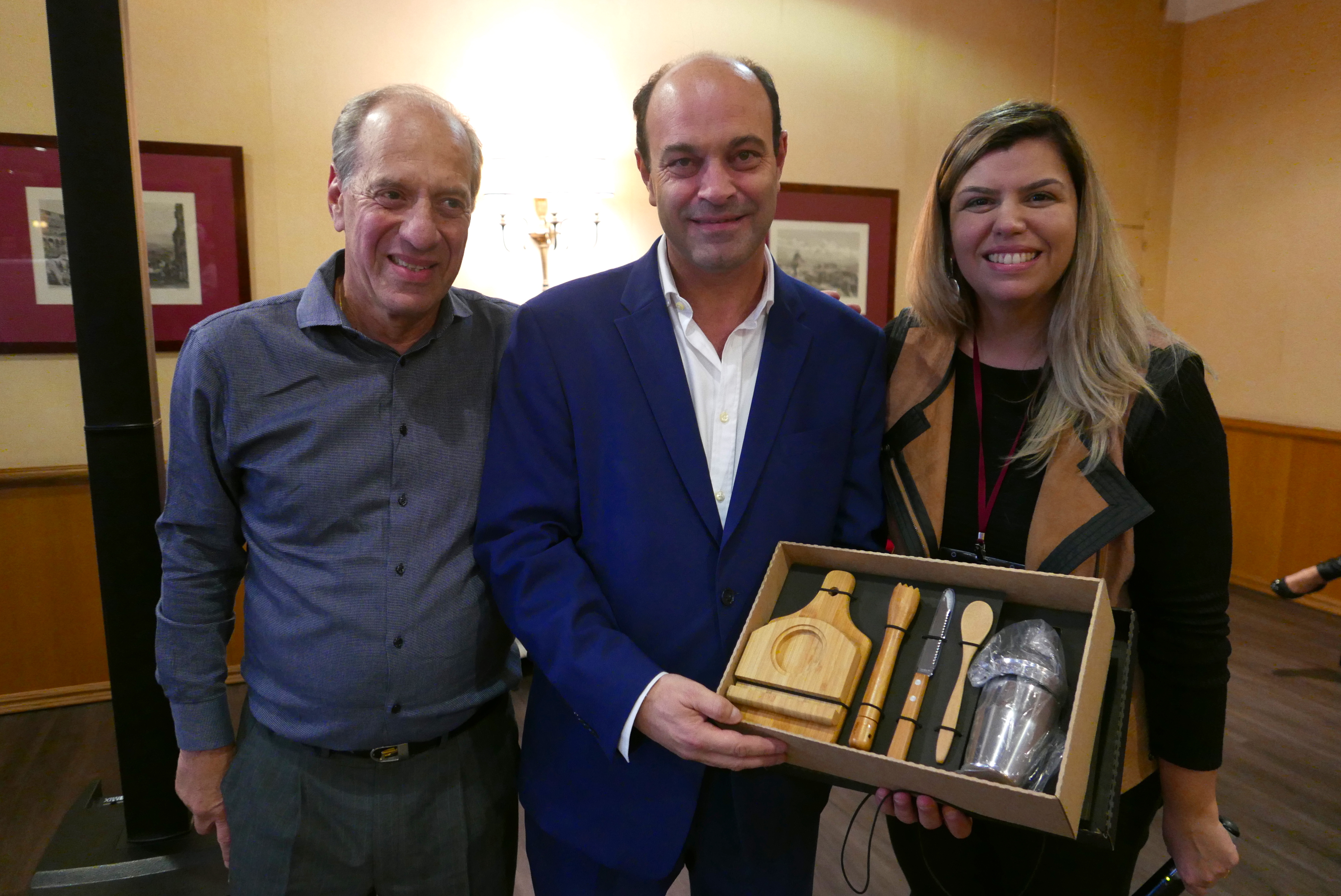 Arnaldo Franken e Mariana Azevedo, da MMTGapnet, entregam a Pedro Ribeiro, diretor do Dom Pedro Hotels & Golf Collection um presente de agradecimento pela hospitalidade