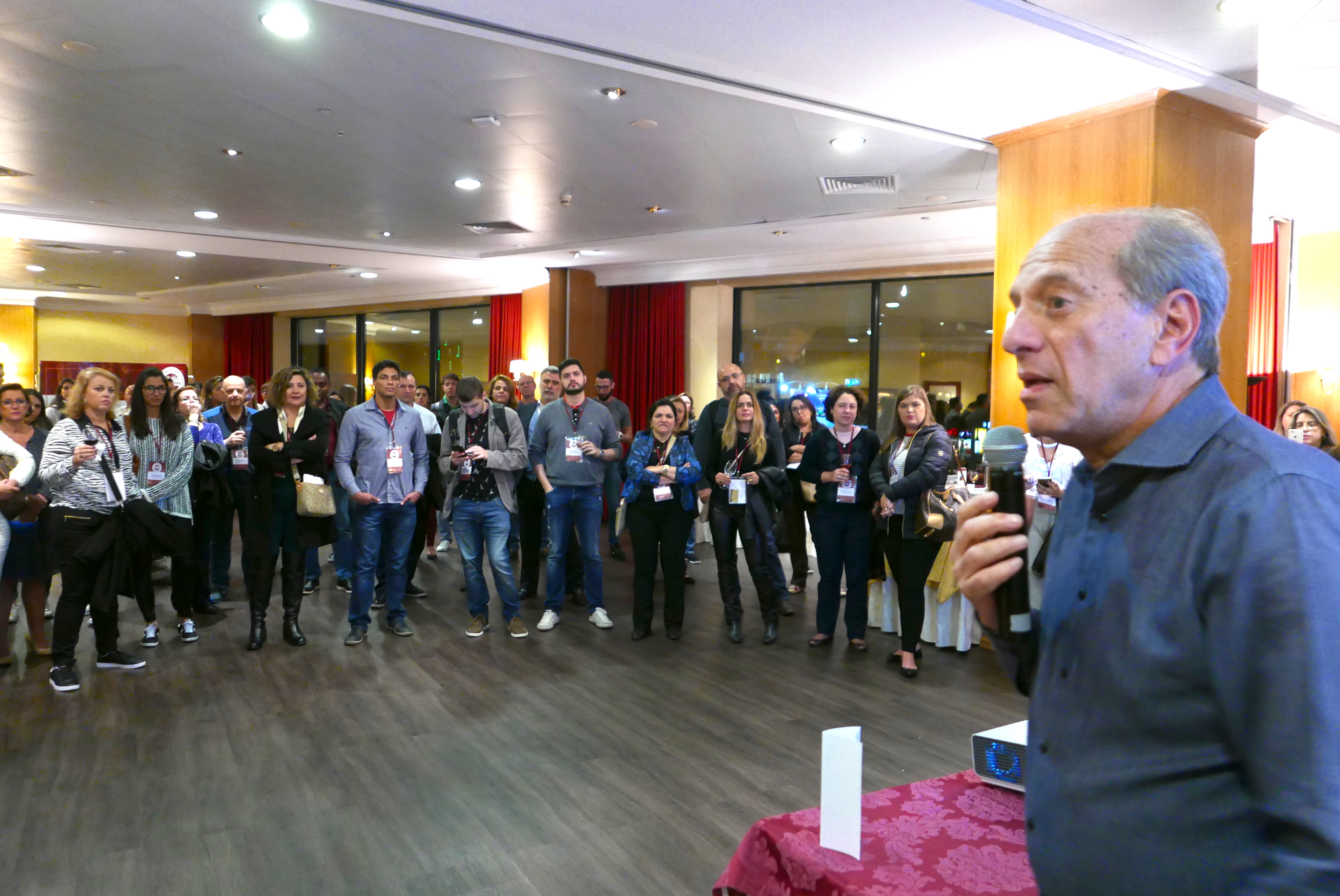 Arnaldo Franken saúda os convidados no coquetel de boas vindas do Megafam MMTGapnet Portugal