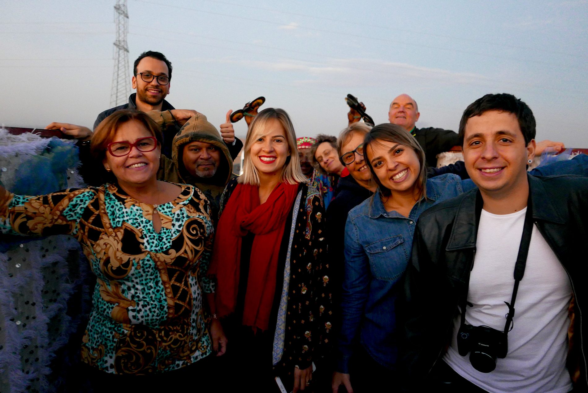 A bordo de um "espaço de eventos sobre 4 rodas" os participantes do famtour Hello Brazil + KTI Voyages seguem rumo ao Deserto de Agafay, no Marrocos