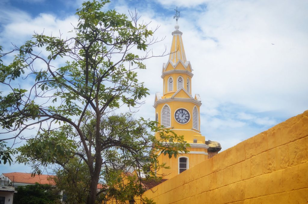 A famosa Torre do Relógio situada na Plaza de Los Coches construída sobre a muralha.