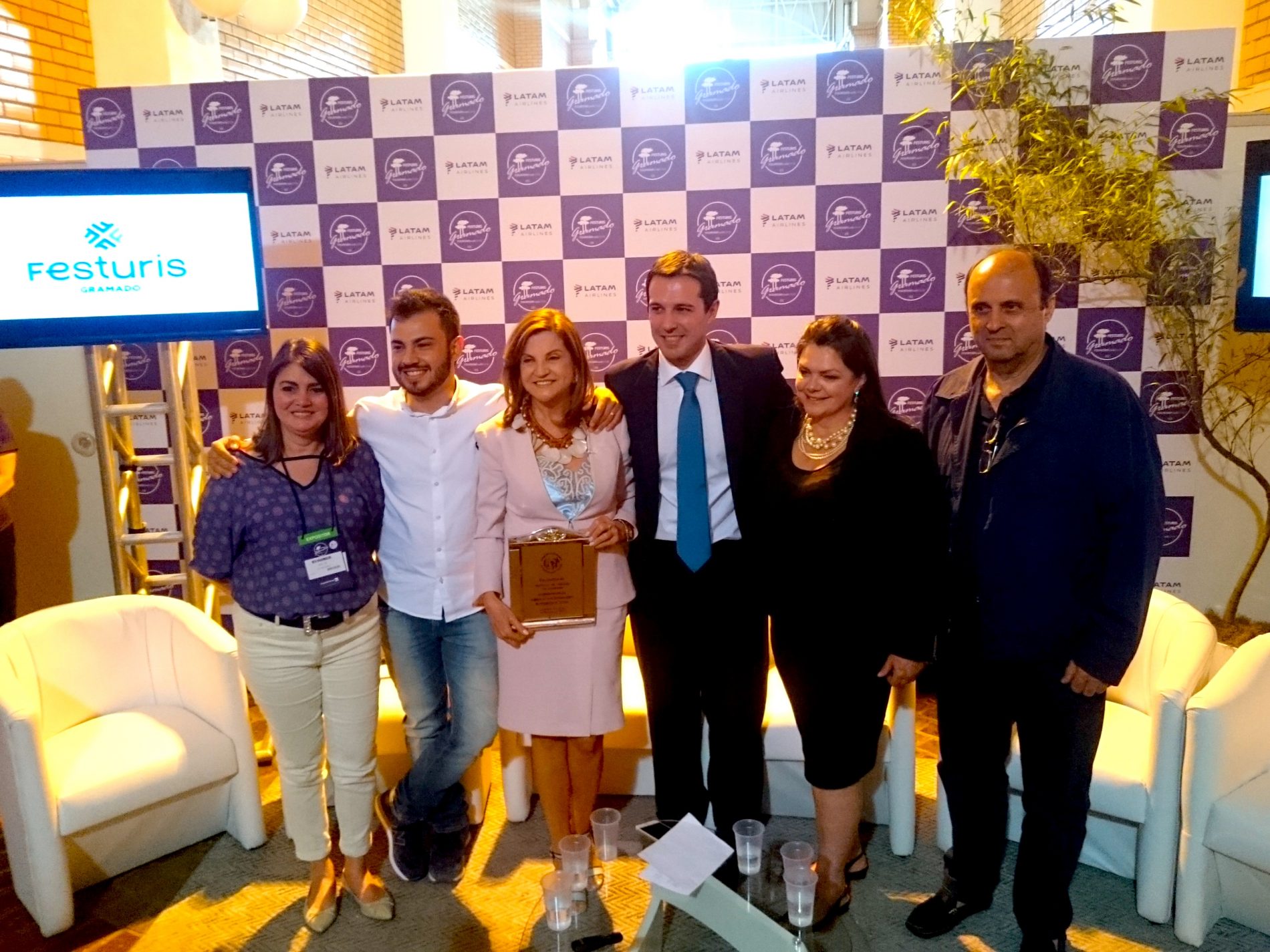 Rita Vasconcelos, da Abav/RS; Marcus Rossi, Marta Rossi, e Eduardo Zorzanello, diretores da Rossi & Zorzanello, Rubia Frizzo, secretaria de Turismo de Gramado, e João Alfredo Bertoluci, prefeito de Gramado, na coletiva de imprensa que encerrou o Festuris 2017 (Texto e Fotos: Giovana Alves)