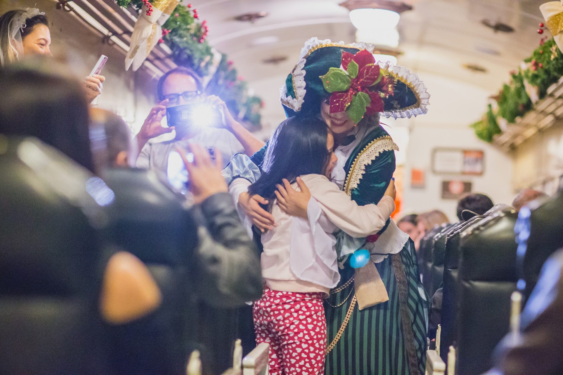 PASSEIO EM CLIMA DE NATAL NA MARIA FUMAÇA ENCANTA TURISTAS EM BENTO GONÇALVES