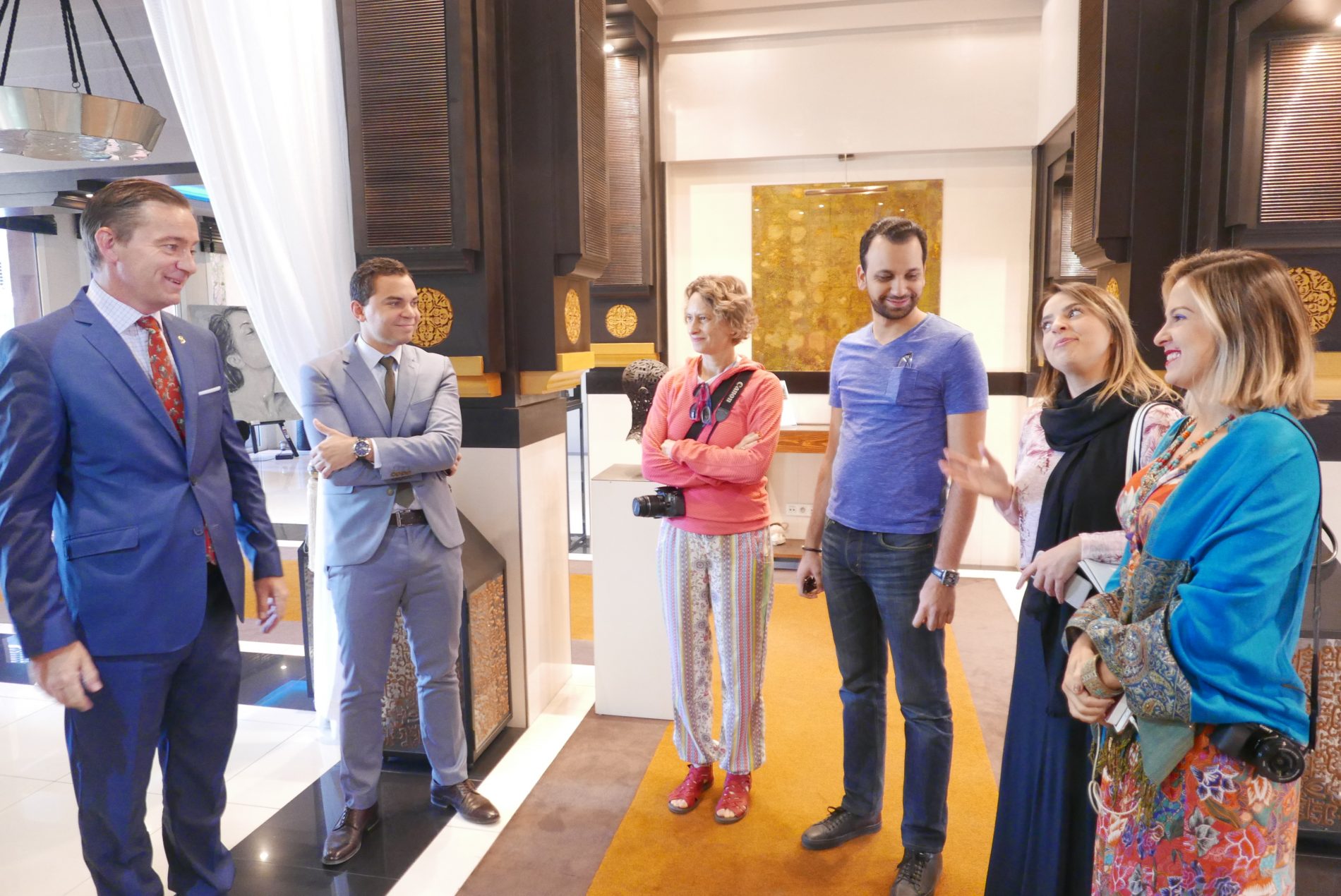 Laurent Garrido, gerente geral do Le Naoura, e Reda Chraibi, gerente de mkt e vendas do hotel, dão as boas vindas aos operadores e agentes do famtour Hello Brazil + KTI Voyagens