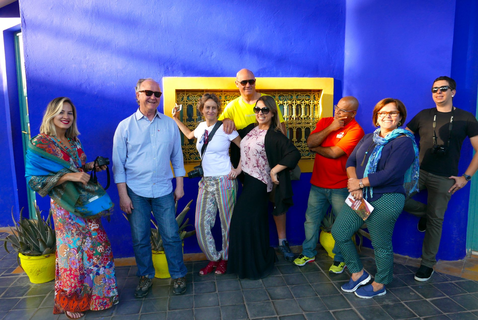 Camila Maciel, da Just Tur; James Giacomini, da MMTGapnet; Sonia Werblowsky e Maurício Walter, da Freeway; Taylise Fernandes, da Hello Brazil, Serginho Silva, da Flytour Viagens; Bia Guilherme, da Planeta Viagens; e Renan Santana, da Fanato, iluminados pelo Azul Majorelle, nos jardins do artista francês