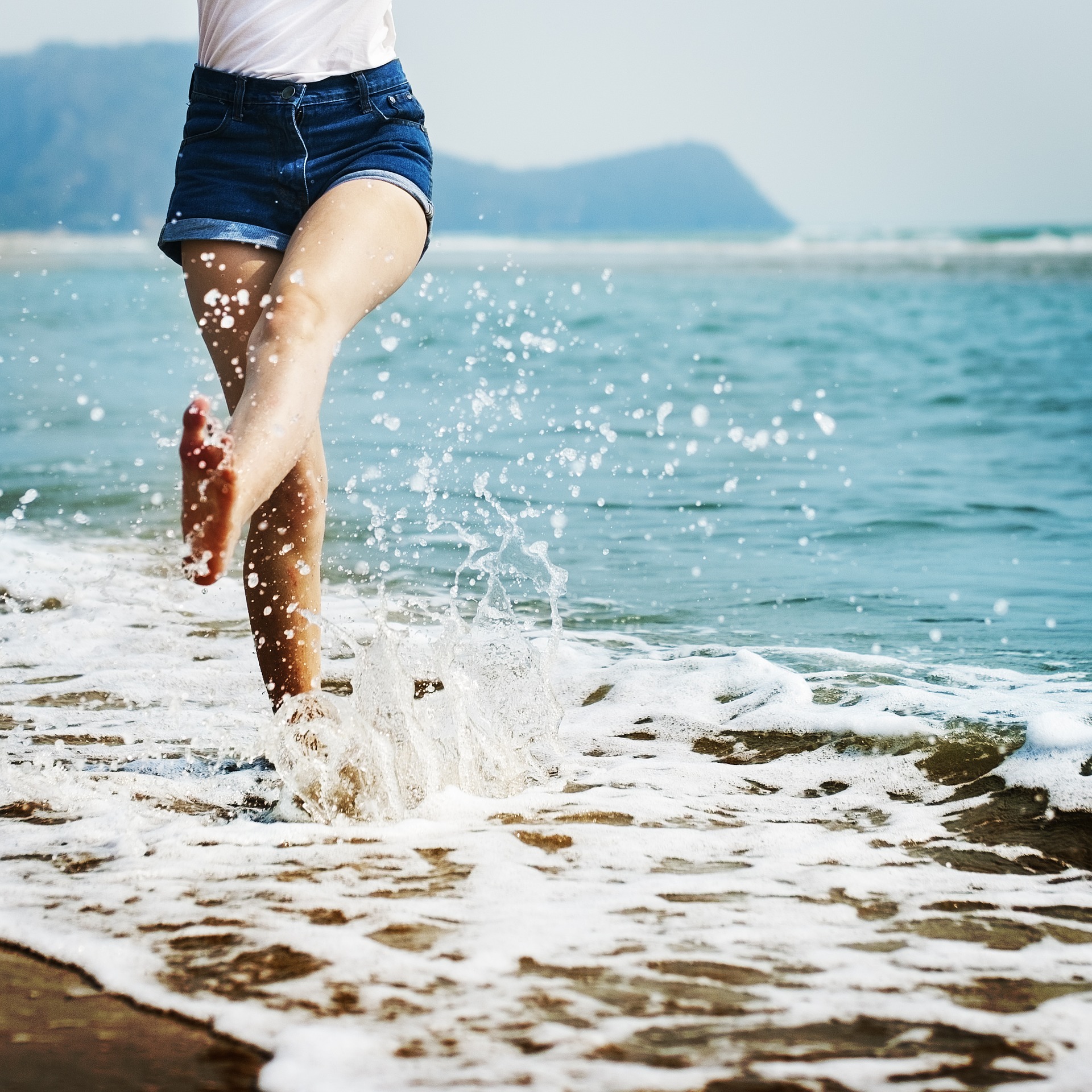 Férias mulher comemorando no mar