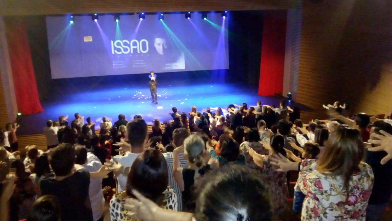 O mágica Issao Imamura sobe ao palco, sob os aplausos dos + de 300 agentes de viagem convidados