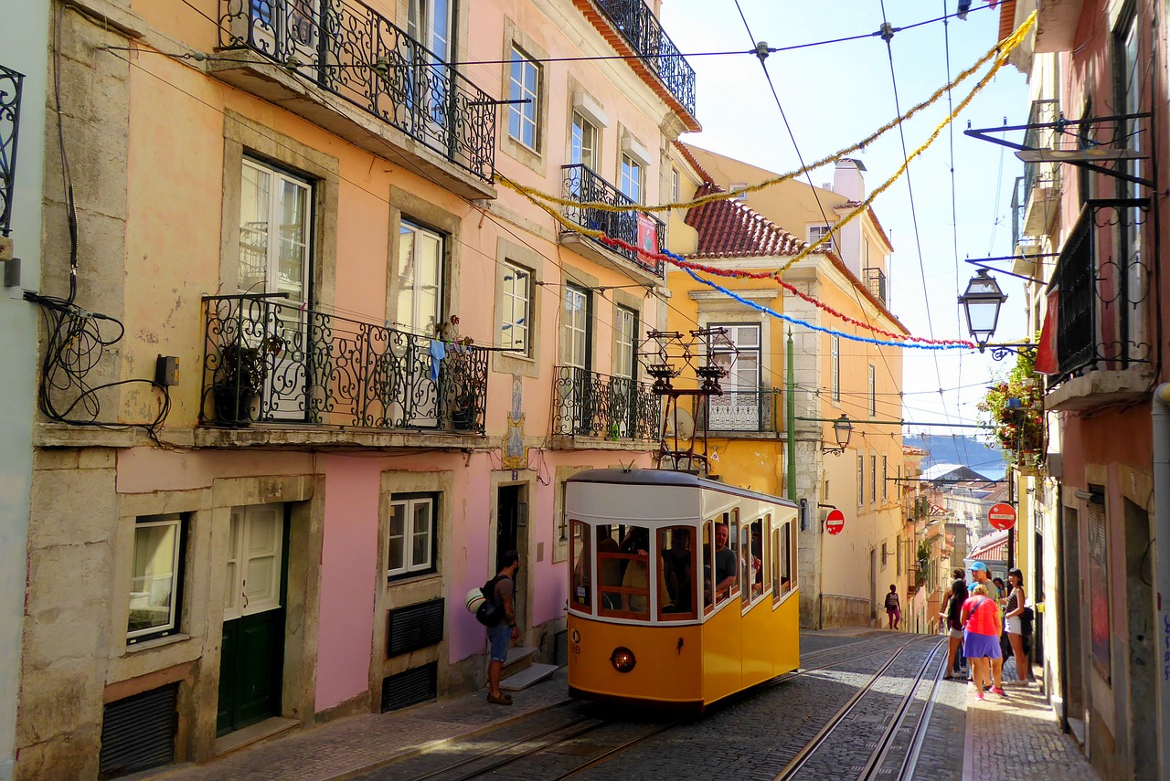 Cenário da Lisboa antiga, com o famoso bondinho vencendo as ladeiras (Fotos: Divulgação)
