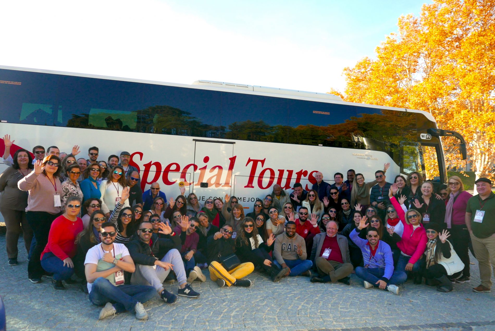 Participantes do Megafam MMTGapnet em frente ao ônibus da Special Tours, receptivo oficial da viagem a Portugal