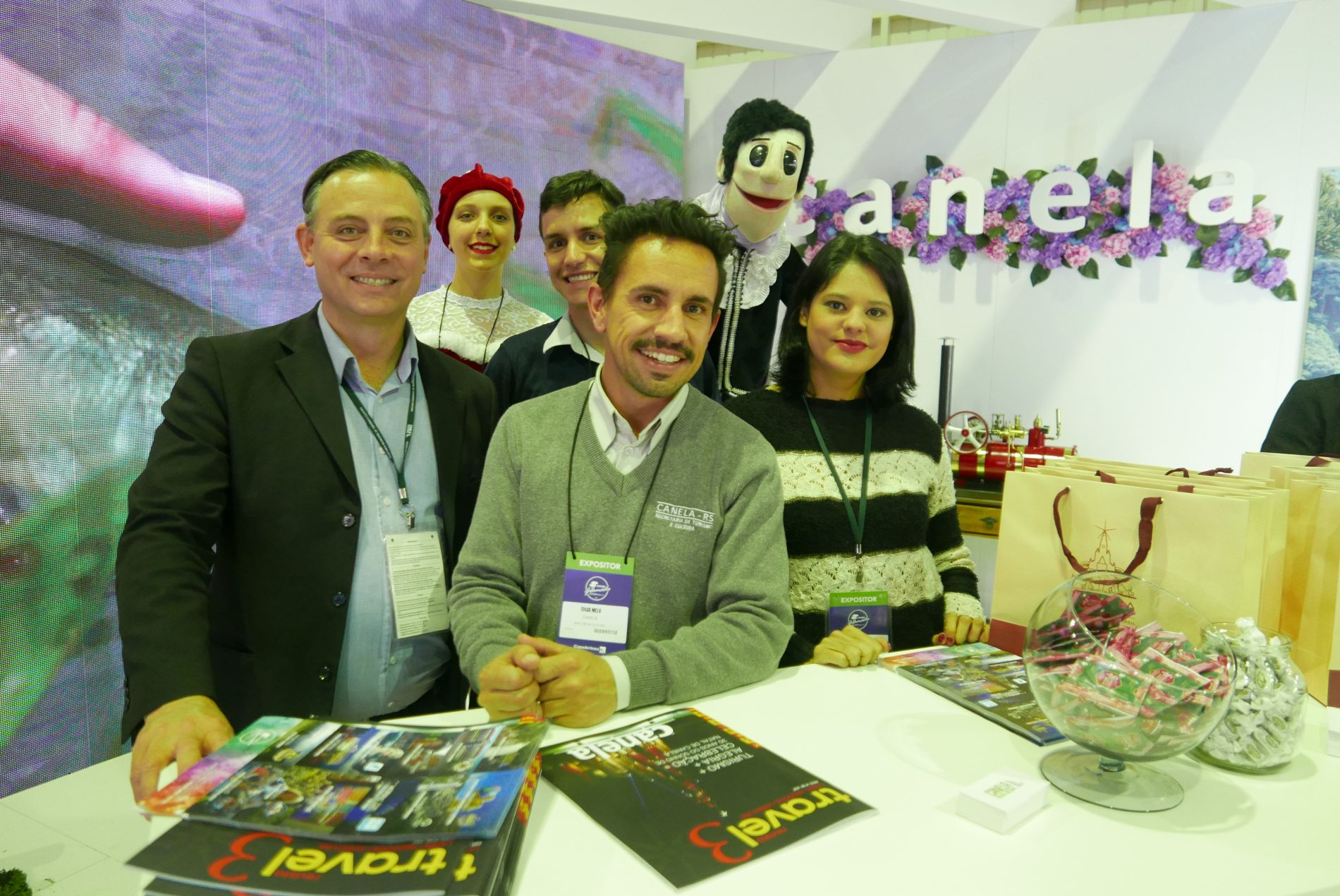 Ângelo Sanches, secretário de Turismo de Canela e sua equipe, no estande de Canela (Fotos: Claudia Tonaco)