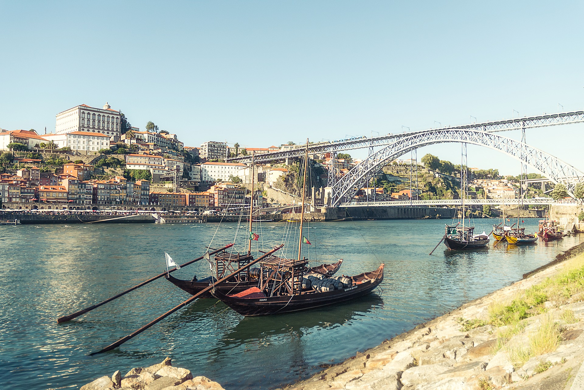 O cenário cartão postal das margens do Rio Douro, na Cidade do Porto