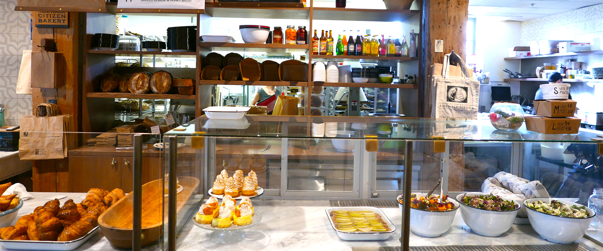 Sanduíches, pães, doces e saladas à espera do cliente, no Phil & Sebastian café (Fotos: Claudia Tonaco)