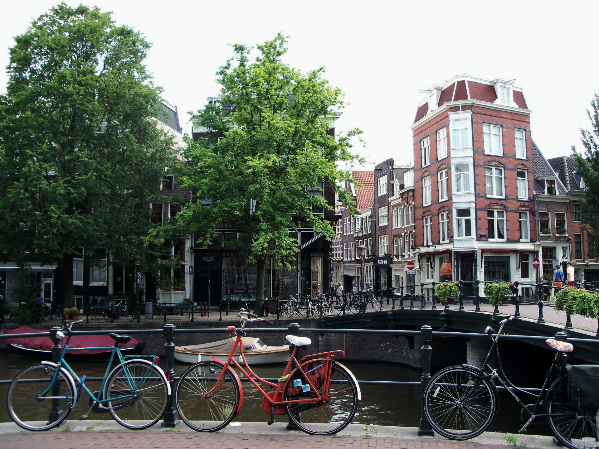 Amsterdã e suas bicicletas, sempre uma imagem de cartão postal