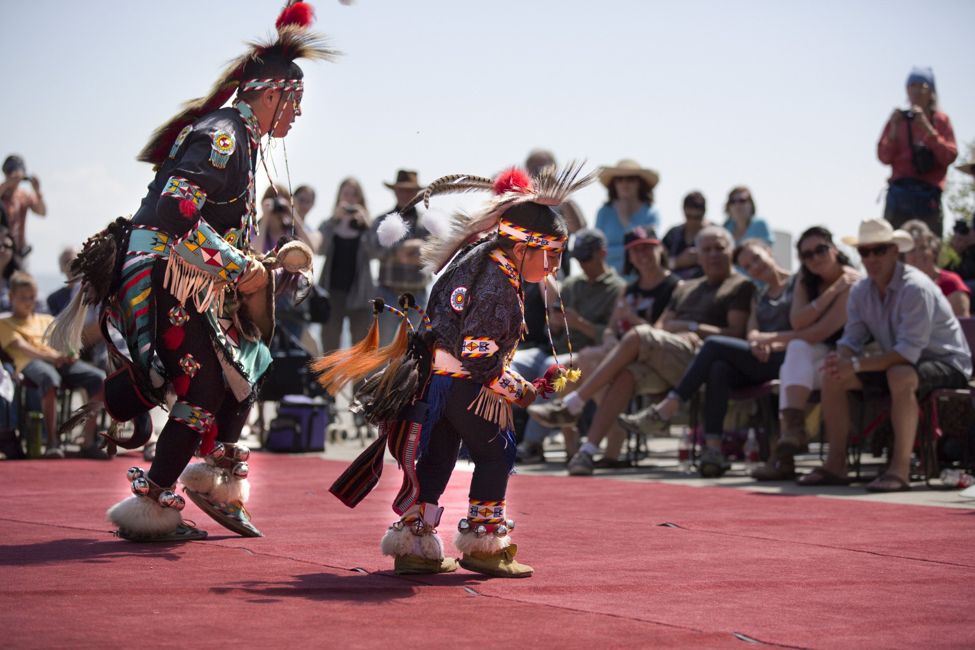 Atores realizam dança do povo Blackfoot, uma das First Nations (Primeiras Nações) Canadenses, durante cerimônia no Head-Smashed-In Buffalo Jump (Foto: Canadian Tourism Commission/Divulgação)