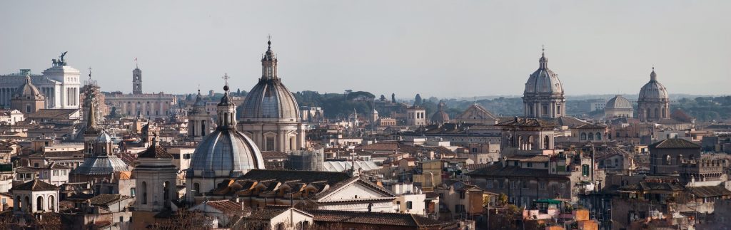 Vista da capital italiana com suas famosas cúpulas e arquitetura secular