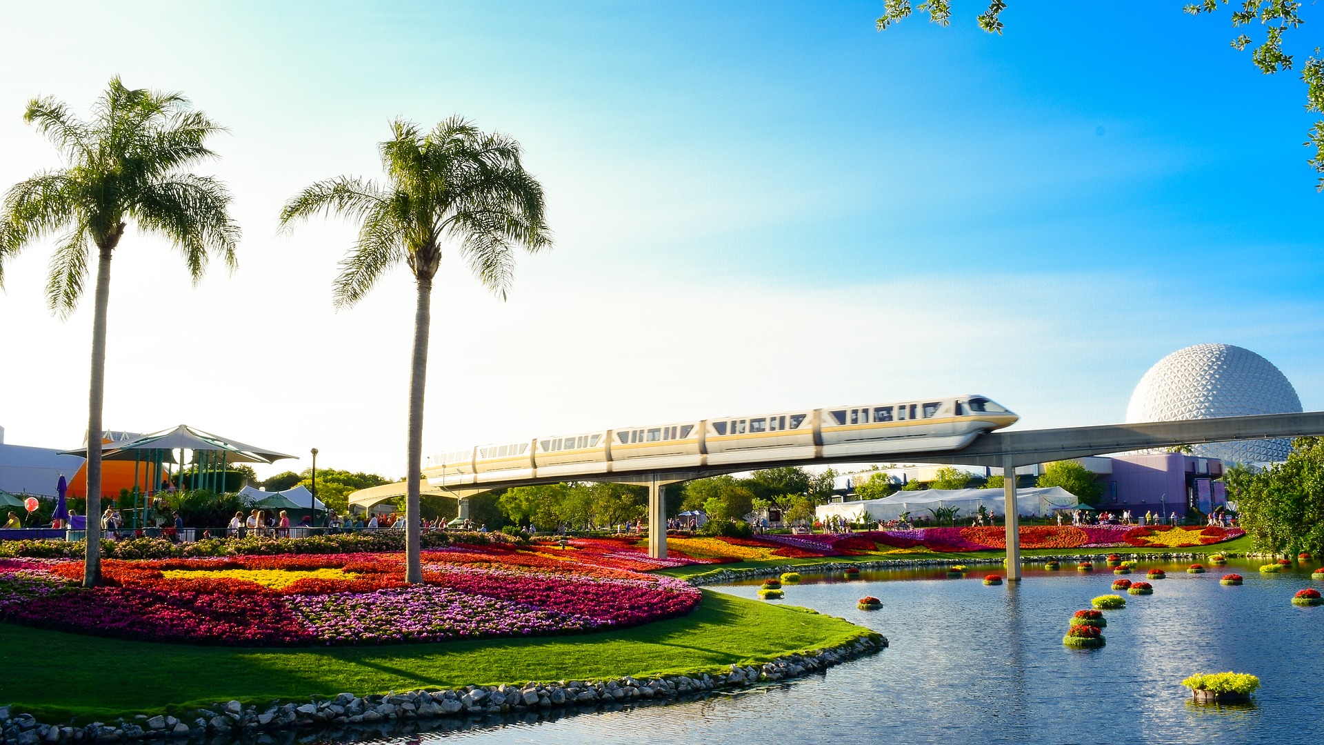 Monorail corta a paisagem de Walt Disney World Resort, em Orlando