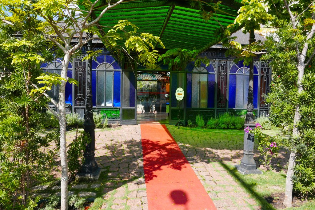 Tapete vermelho estendido para o hóspede, na entrada do Hotel Boutique Quinta das Videiras (Fotos: Claudia Tonaco)