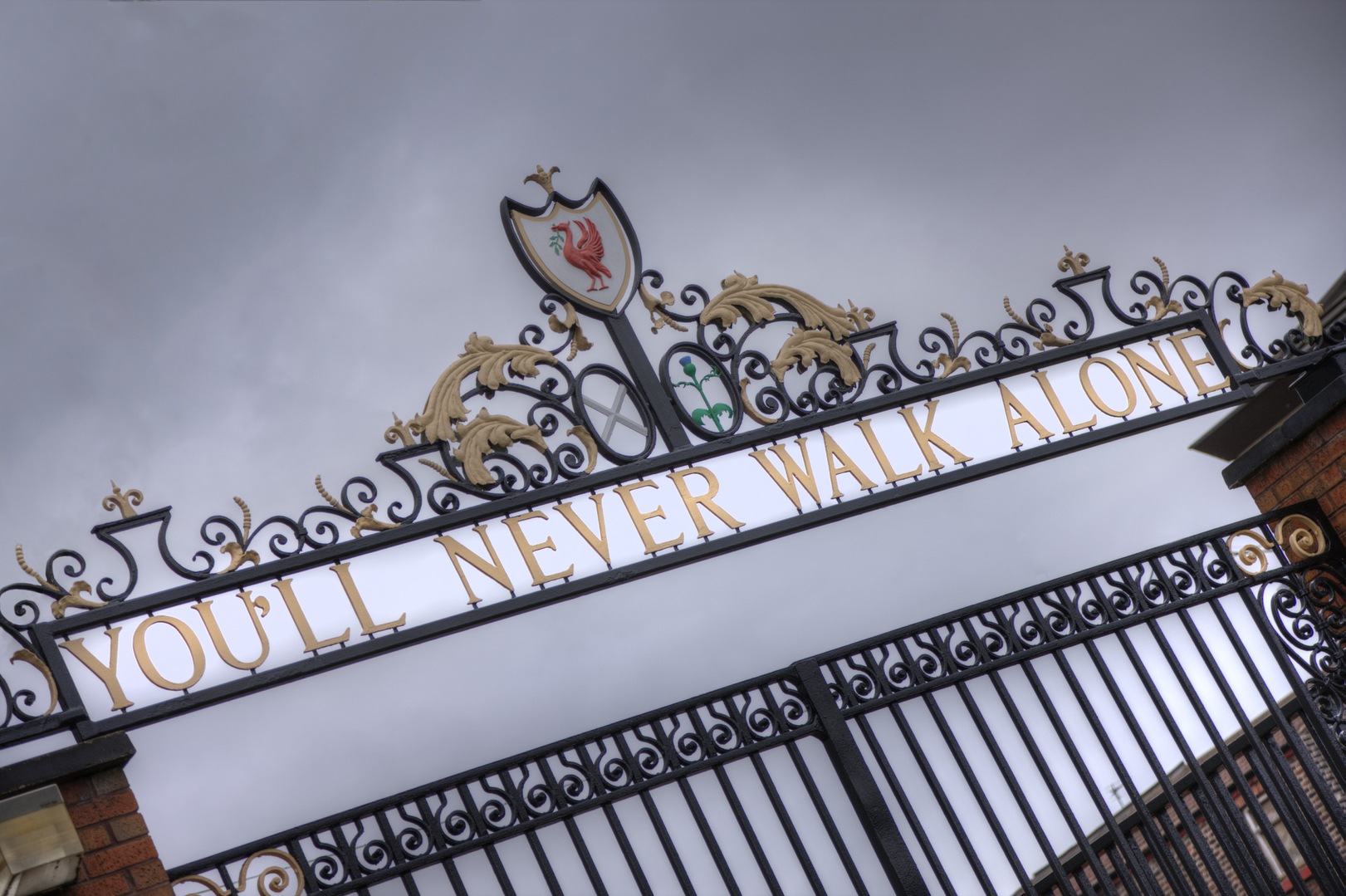 You'll Never Walk Alone = Você nunca caminha sozinho - é parte da letra do hino do Liverpool football club