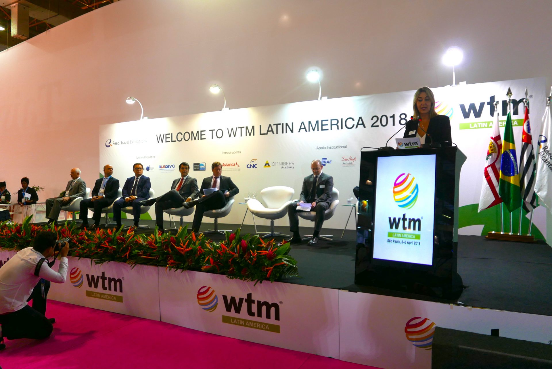 Diretora de eventos da WTM discursa na abertura da feira, no Expo Center Norte