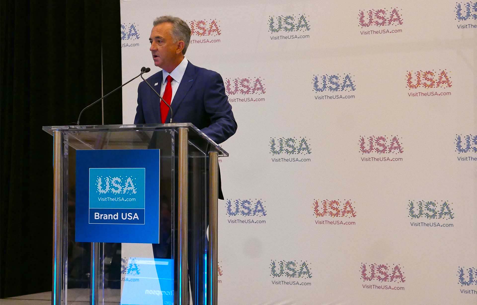 Chris Thompson, presidente e CEO da Brand USA inicia sua apresentação, durante coletiva de impressa no IPW 2018