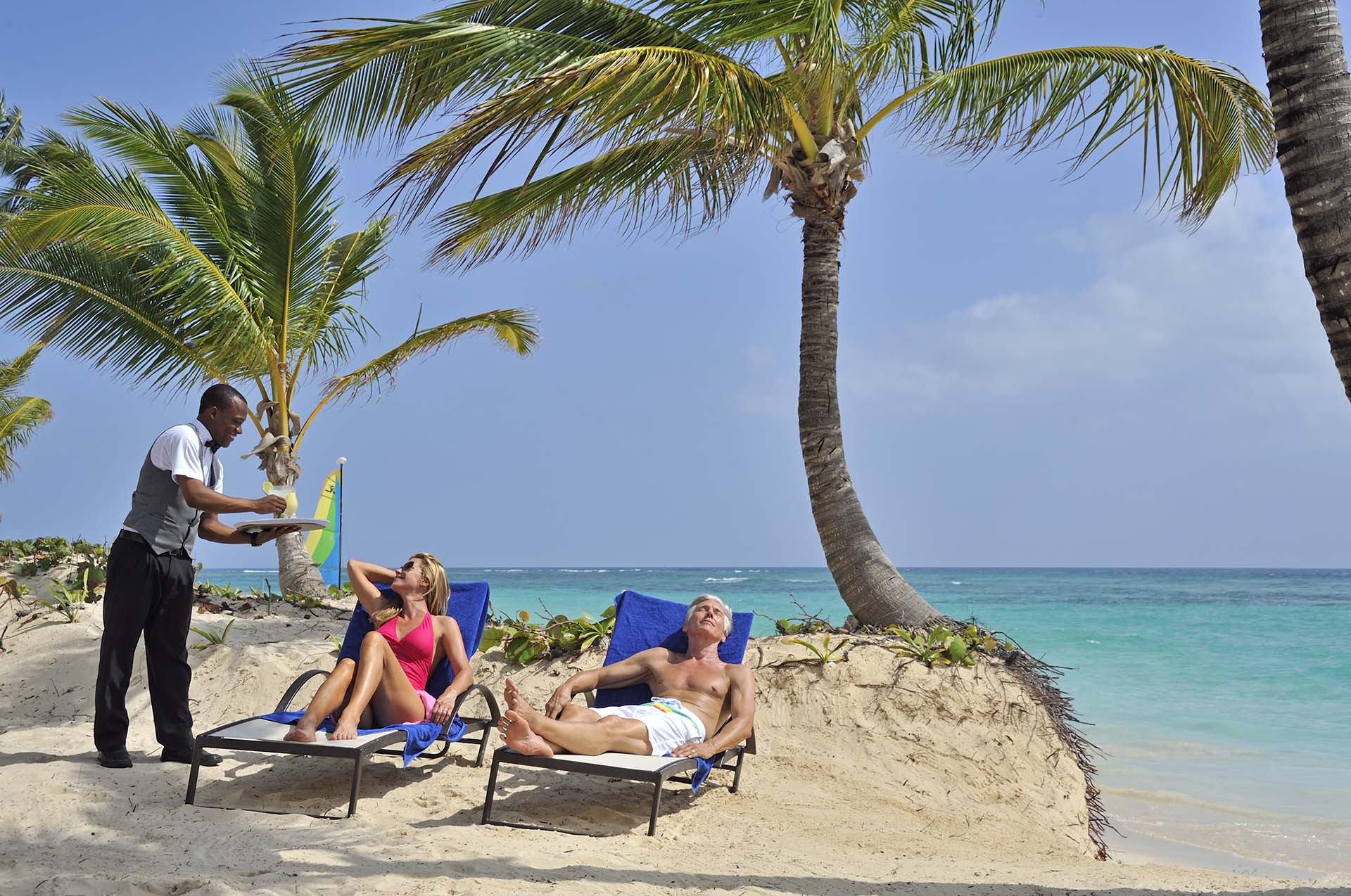 A rede Bahia Principe acredita que relaxar em uma praia espetacular com serviço de mordomo ajuda o hóspede a ficar + feliz