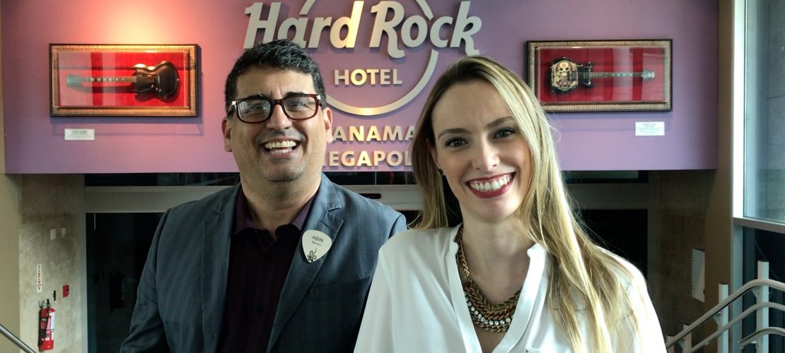 Abin Rosales, Diretor Comercial, e Larissa Silva, Gerente de Vendas Internacionais do Hard Rock Panama Megapolis