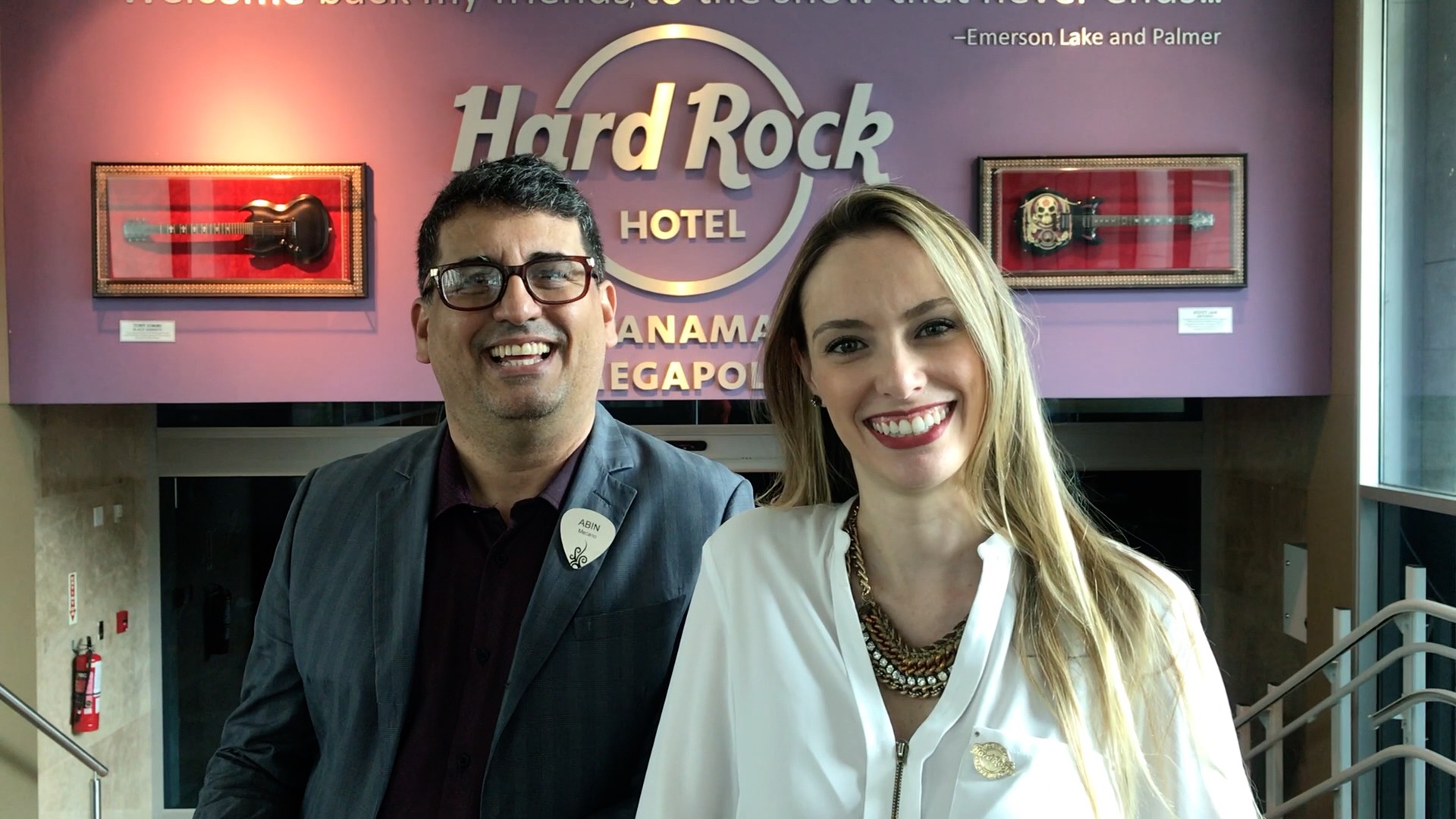 Abin Rosales, Diretor Comercial, e Larissa Silva, Gerente de Vendas Internacionais do Hard Rock Panama Megapolis