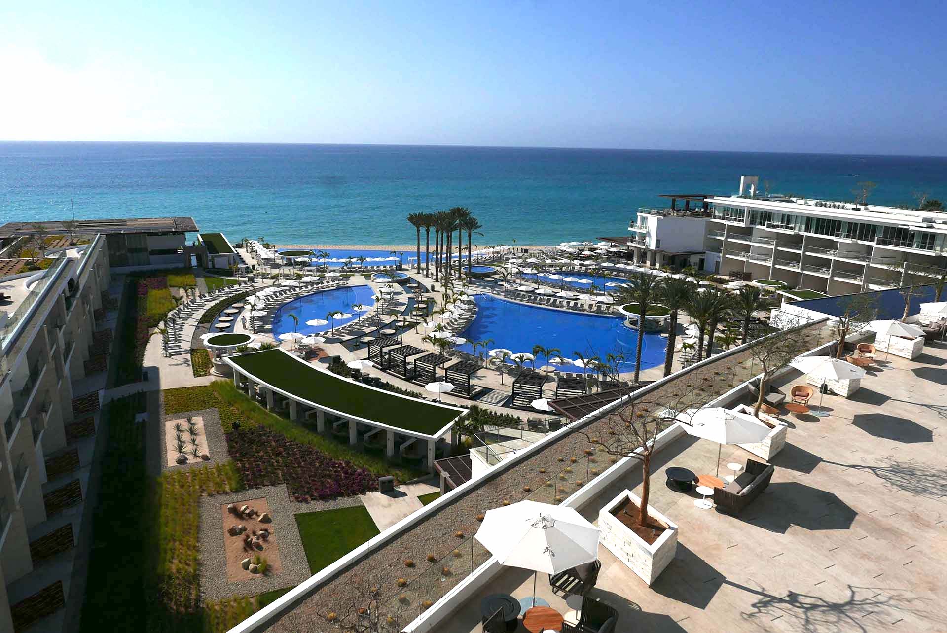 O complexo de piscinas do Le Blanc Los Cabos, resort All Inclusive de luxo, um sinônimo da sofisticação que o destino oferece