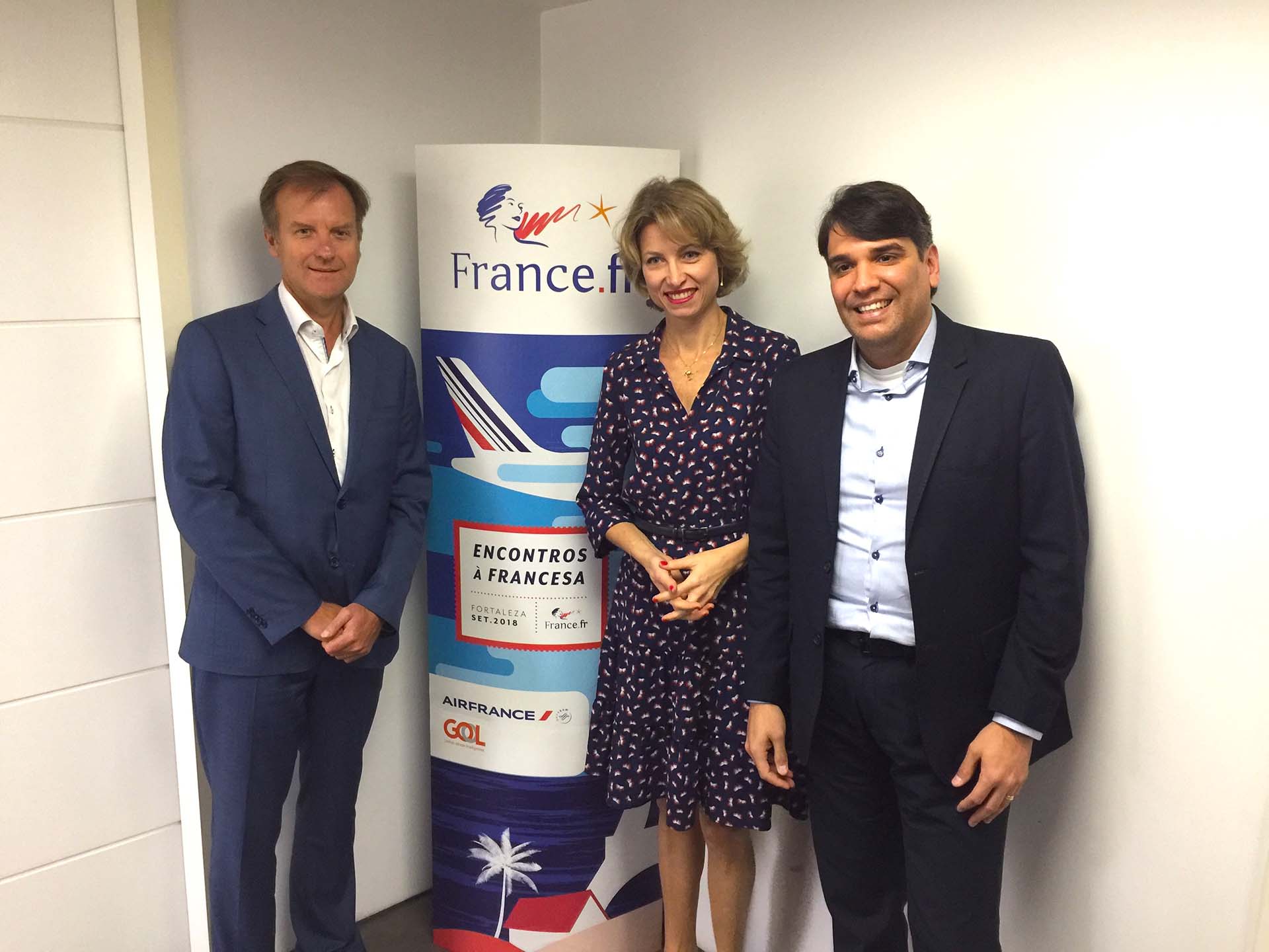 Jean-Marc Poucho, da Air France; Caroline Putnoki, da Atout France, e Marcos Almeida, da GOL, no lançamento do Encontros à Francesa