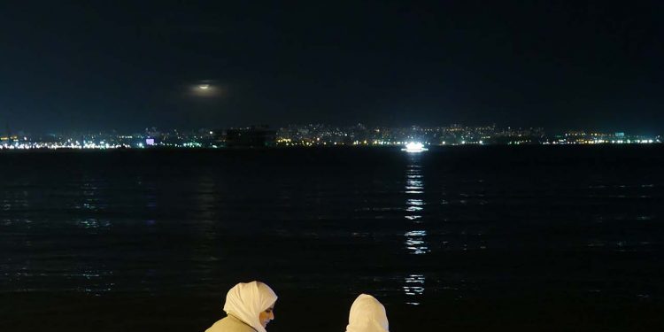 Uma noite de lua cheia em um boulevard, em Baku