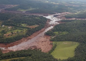 O Presidente da República, Jair Bolsonaro, durante sobrevoo da região atingida pelo rompimento da barragem Mina Córrego do Feijão, em Brumadinho/MG. Foto: Isac Nóbrega/PR