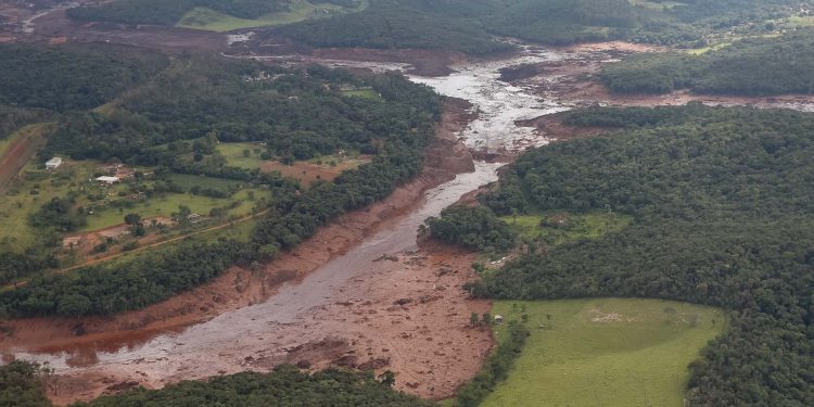 O Presidente da República, Jair Bolsonaro, durante sobrevoo da região atingida pelo rompimento da barragem Mina Córrego do Feijão, em Brumadinho/MG. Foto: Isac Nóbrega/PR
