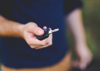Motorista com chave de carro na mão