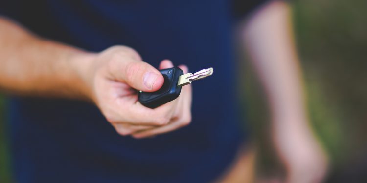Motorista com chave de carro na mão