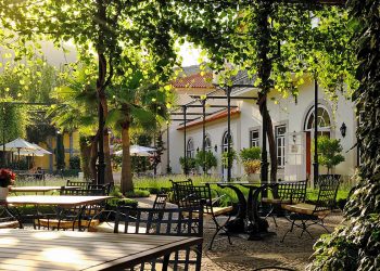 Terraço do Vintage House Hotel, que faz parte do portfólio da Excelência de Portugal, agora representada no Brasil pela Experanto, do empresário Jean-Bruno Gillot