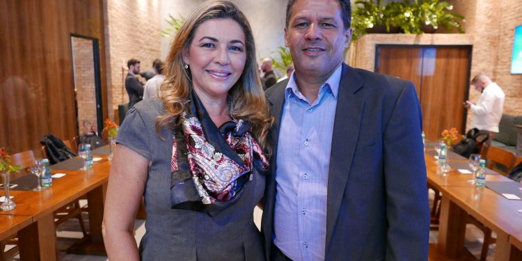 Regina Barros, gerente comercial e de produtos da WestCentral, e Fernando Murta, executivo de contas da operadora, responsável pelo mercado de Belo Horizonte