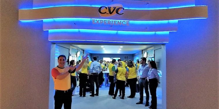 Emerson Belan, na entrada do Lounge CVC Experience