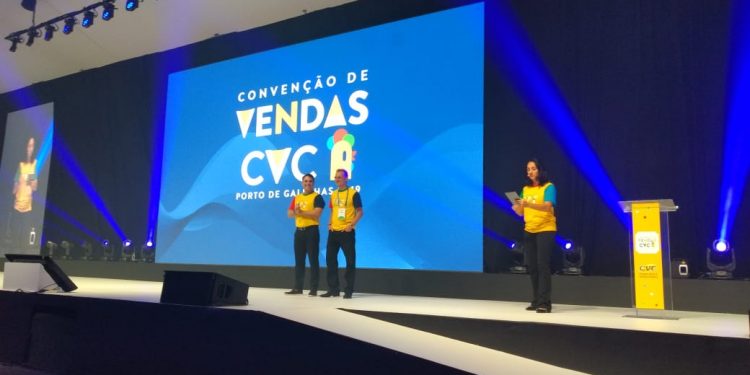 No auditório do centro de convenções do Enotel, em Porto de Galinhas, Emerson Belan e Fernando Fogaça abrem oficialmente a Convenção de Vendas 2019 da CVC