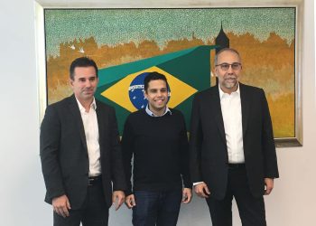 Fabio Rossi, da Flytour Eventos; Alexandre Rodrigues, da Evnts e Rui Alves, Grupo Flytour, no lançamento da FlySolution
