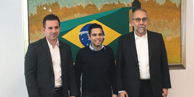 Fabio Rossi, da Flytour Eventos; Alexandre Rodrigues, da Evnts e Rui Alves, Grupo Flytour, no lançamento da FlySolution