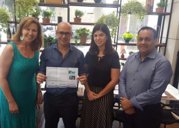 Lucila Nedelciu, diretora da Raidho, ao lado de Fernanda Sarubbi, diretora da Cap Amazon e de Josué Silva da Aviareps/Air Tahiti, entregam o grande prêmio a Alexandre Palmeira, da CW Tour