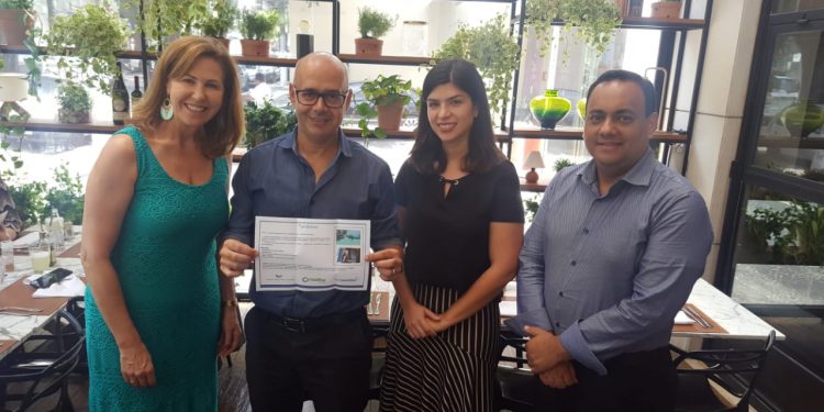 Lucila Nedelciu, diretora da Raidho, ao lado de Fernanda Sarubbi, diretora da Cap Amazon e de Josué Silva da Aviareps/Air Tahiti, entregam o grande prêmio a Alexandre Palmeira, da CW Tour