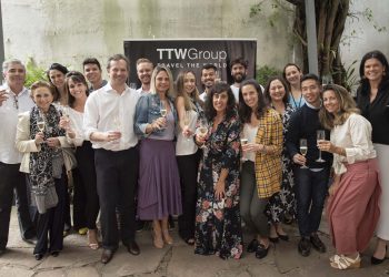 A equipe SKIBrasil e as 10 agências Top Seller, durante o almoço de premiação